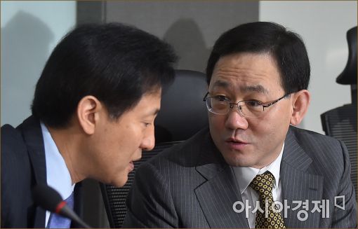 주호영 개혁보수신당 신임 원내대표(오른쪽)