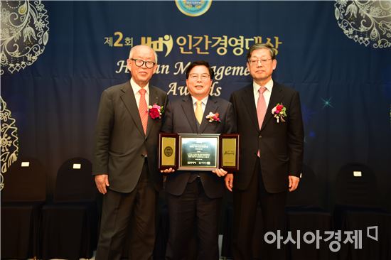 지난 15일 유두석 장성군수(가운데)가 인간경영대상 사회소통부분 대상을 수상하고 기념촬영하고 있다. 사진=장성군