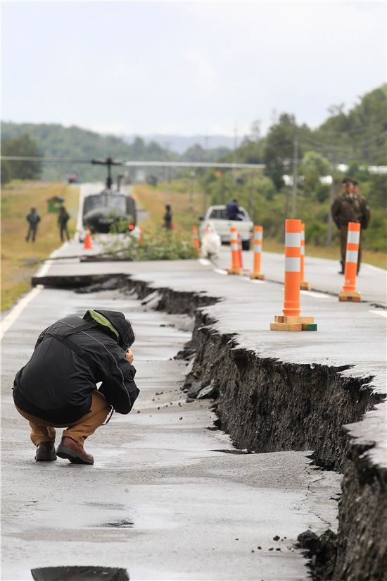 [포토]칠레 지진, 두동간 난 도로