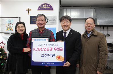 (왼쪽 두번째부터) 서영남 민들레국수집 대표, 조치상 산업은행 사회공헌단장 
