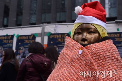 지난해 12월26일 서울 종로구 옛 주한일본대사관 앞 평화의 소녀상에 모자와 목도리 등이 입혀져 있다.(아시아경제 DB)