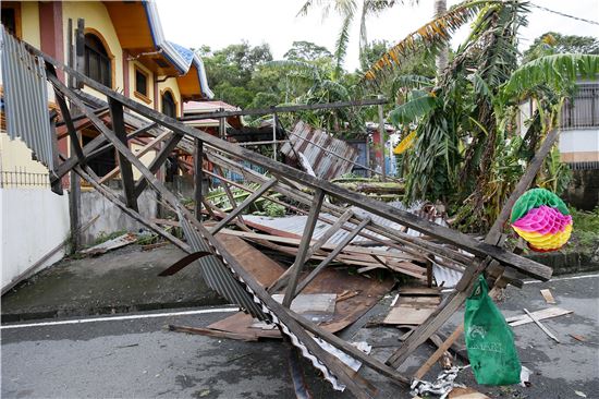 ▲필리핀을 강타한 태풍 '녹텐'으로 쓰러진 집들. (AP=연합뉴스)
