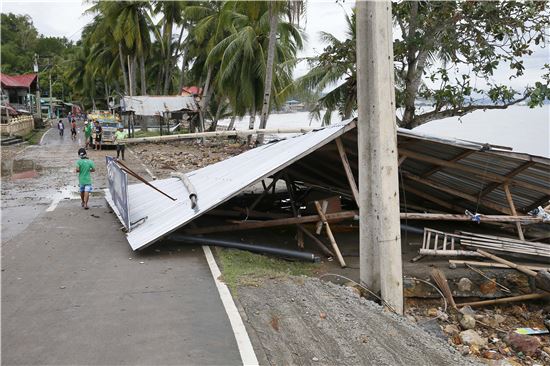 ▲필리핀을 강타한 태풍 '녹텐'으로 쓰러진 집들. (AP=연합뉴스)