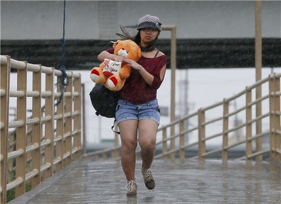 ▲우산 없이 빗속을 걷고 있는 필리핀 파라냐케의 시민. (AP=연합뉴스)