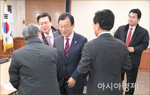 [포토]분당 앞둔 새누리 지도부 긴급 회동