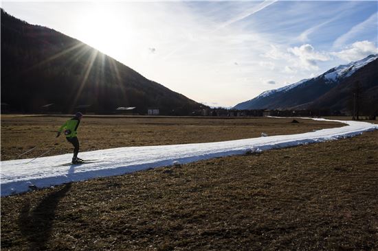 26일(현지시간) 스위스 발레의 곰스 지역에서 한 크로스 컨트리 스키어가 가늘게 뻗은 얇은 눈길을 따라 크로스 컨트리 스킹을 하고 있다. (사진=EPA연합)