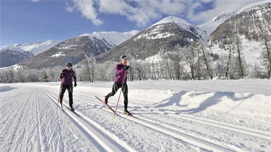 눈덮인 곰스 크로스 컨트리 스키 코스를 달리는 스키어의 모습. 이제는 지구 온난화와 기상 이변으로 이런 모습을 보기 어려워졌다.(사진=발레 홈페이지)