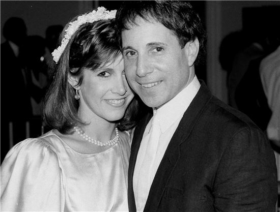 1982년 1월 캐리피셔와 그의 남편이자 사이먼앤가펑클 출신의 팝가수 폴 사이먼과 함께 카메라에 찍혔다.(사진=AP연합)