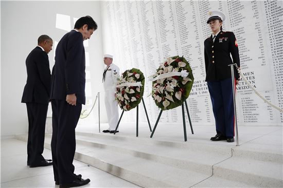 [포토] 아베 日 총리, 진주만 공습 희생자에 헌화