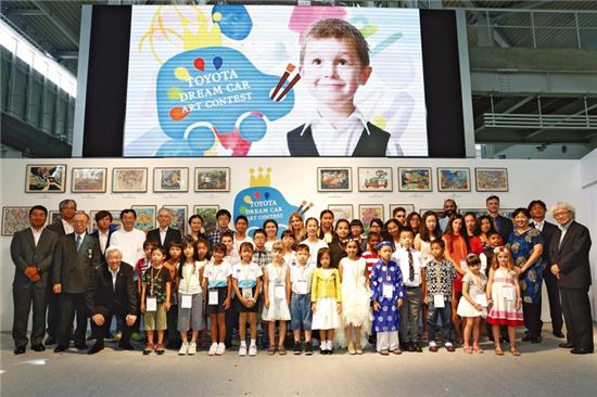 한국토요타의 2016년 '토요타 드림카 아트 콘테스트' 글로벌 본선 수상자들의 기념사진 촬영 모습.