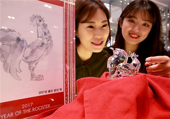 28일 압구정본점 스와로브스키 매장에서 모델이 '닭 크리스탈 장식품'을 선보이고 있다.