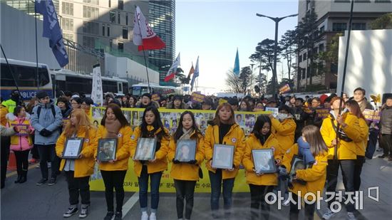 28일 오후 서울 주한 일본대사관 앞 소녀상 인근에서 진행된 제1263차 정기 수요집회에 참가한 시민들이 행진을 하고 있다. 행진 선두에는 올해 돌아가신 일곱 분의 위안부 피해자 할머니들의 영정사진이 자리하고 있다.