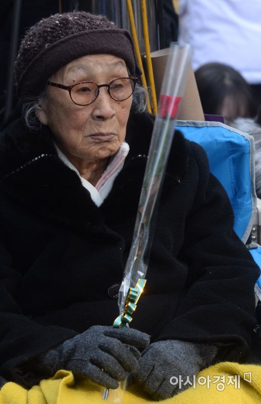 [포토]꽃을 든 할머니 