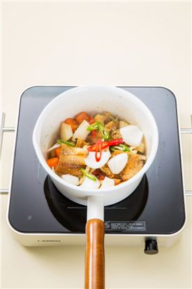 5. 국물이 끓으면 나머지 양념과 풋고추, 홍고추를 넣어 자작하게 끓여 그릇에 담고 대파를 곁들인다.  

tip) 나머지 양념을 넣고 중간불로 5분 정도 끓이세요.