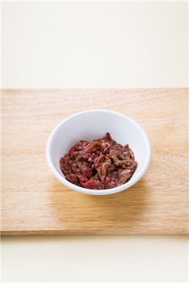 1. 쇠고기는 채 썰어 분량의 양념으로 밑간한다.