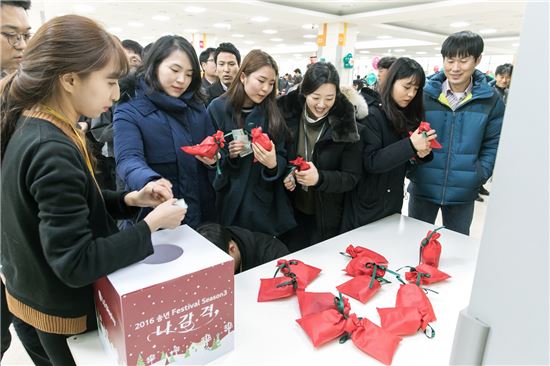 LG디스플레이 이색 '나눔' 송년…애장품 경매, 럭키박스 판매 