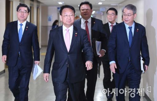 [포토]브리핑 참석하는 경제관계부처 장관들 