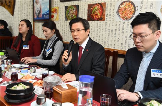 黃권한대행 "위안부 합의는 국가간 합의"…재협상에 신중