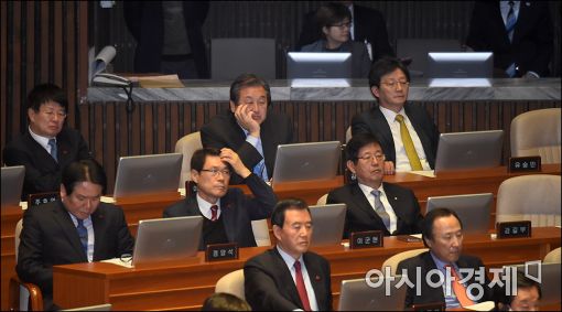 [포토]본회의 출석한 개혁보수신당 의원들