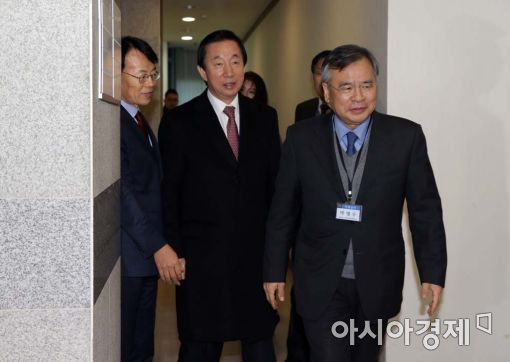 [포토]나란히 사무실 향하는 박영수-김성태 