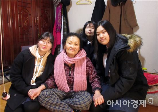 함평군 학생들 직접 뜨개질한 목도리 독거노인에게 전달