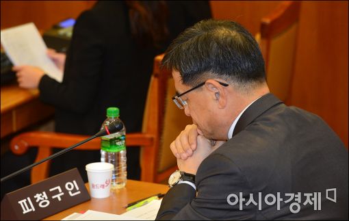 [포토]자료검토하는 이중환 변호사