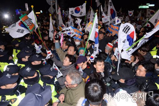 [포토]타종행사 방해하는 박사모