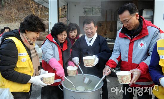 [포토]무등산 증심사에서 정유년 떡국 나눔 행사