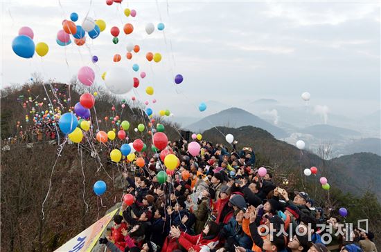 [포토]정유년 새해 희망 풍선 날리는 시민들
