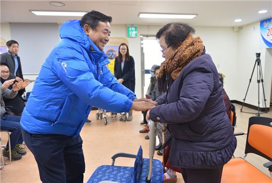 [포토]광주 남구, 어르신 활동보조장비(실버카) 전달식