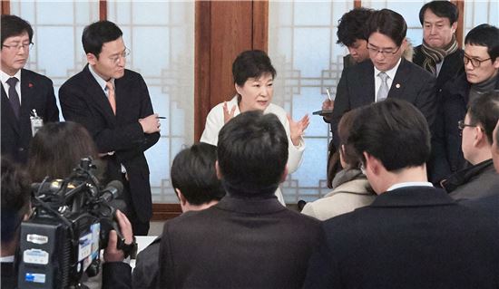 박근혜 대통령이 1일 청와대 상춘재에서 기자들의 질의에 답변하고 있다. <사진제공: 연합뉴스>