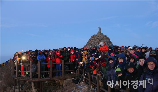 [포토]정유년 새해 첫날,지리산 노고단 정상 해맞이 인파 북적