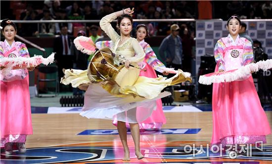 [포토]김채연 치어리더의 화려한 장구춤