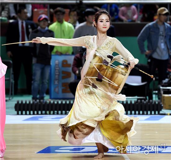 [포토]화려한 장구춤 선보이는 김채연 치어리더