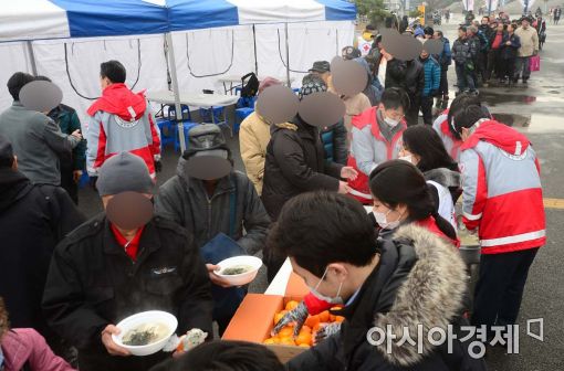 [포토]대한적십자사, 2017 사랑의 떡국 나눔 