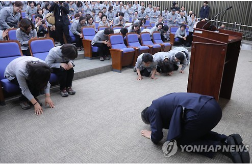 우윤근, 정규직된 국회 청소노동자에 '큰절'…네티즌 "이런 게 나라" 감동