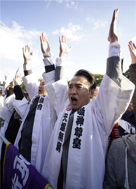▲아키히토 일왕 앞에서 만세를 부르는 일본인들. (EPA=연합뉴스)