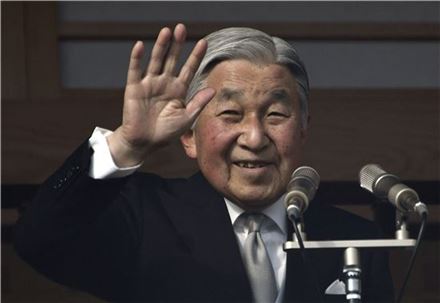 ▲만세를 부르는 일본인들에게 손을 흔드는 아키히토 일왕. (EPA=연합뉴스)