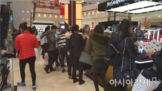 2일 롯데백화점 소공점에서 고객들이 1층의 한 화장품 매장에서 제품을 살펴보고 있다.