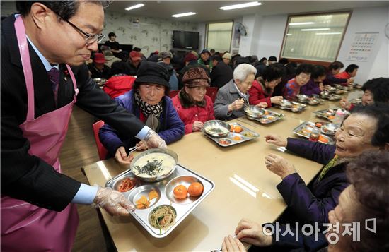 [포토]송광운 광주시 북구청장, 시무식 대신 사랑의 배식봉사