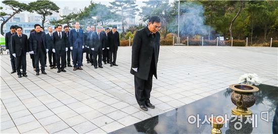 장만채 전남도교육감, 현충탑 참배·시무식으로 새해 시작