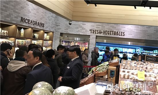 새해 영업 첫 날인 지난 2일 신세계백화점 본점에서 고객들이 대박백을 구매하기 위해 줄을 서 있다.