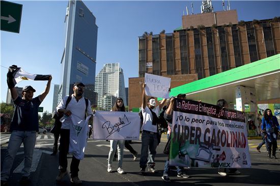 ▲멕시코시티의 한 주유소 앞에서 2일(현지시간) 기름값 인상에 항의하고 있는 시민들(사진=AP연합뉴스)
