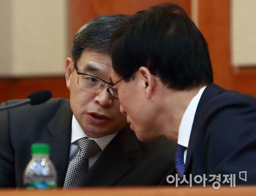 박근혜 대통령 대리인단 이중환 변호사와 전병관 변호사가 이야기를 나누고 있다. 