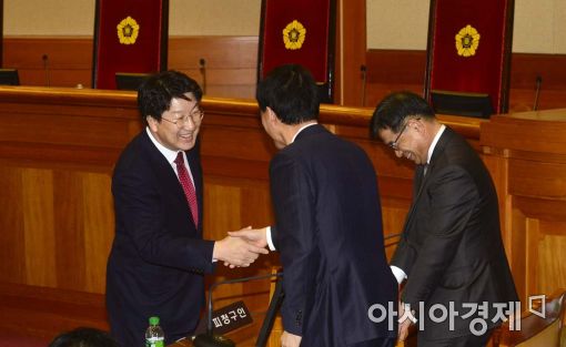 [포토]인사 나누는 권성동 법사위원장-박 대통령 변호인단 