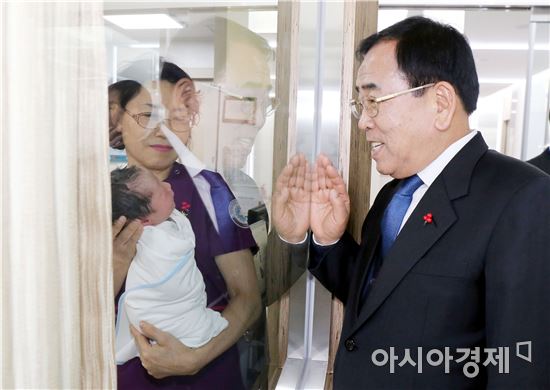 김준성 군수가  산모에게 “아기를 낳으신 일은 정말 대견하고 자랑스러운 일입니다”고 연신 되풀이하며 격려했다.
