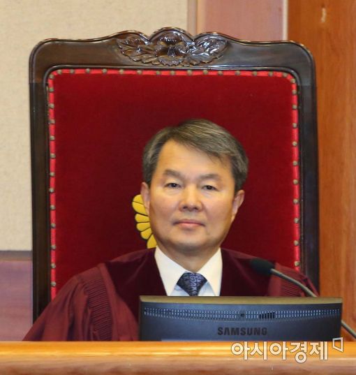 [포토]박근혜 탄핵심판 참석한 이진성 헌법재판관 