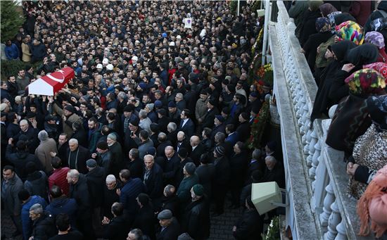 ▲2일(현지시간) 이스탄불에서 열린 테러 희생자 장례식에서 추도객들이 운구되는 시신을 바라보고 있다. (사진=AP연합뉴스)