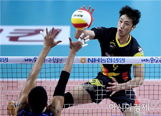 [포토]밀어넣기 시도하는 김정훈