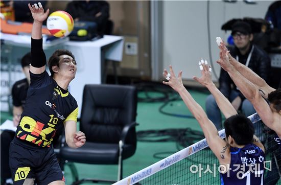 [포토]스파이크 공격 시도하는 강영준